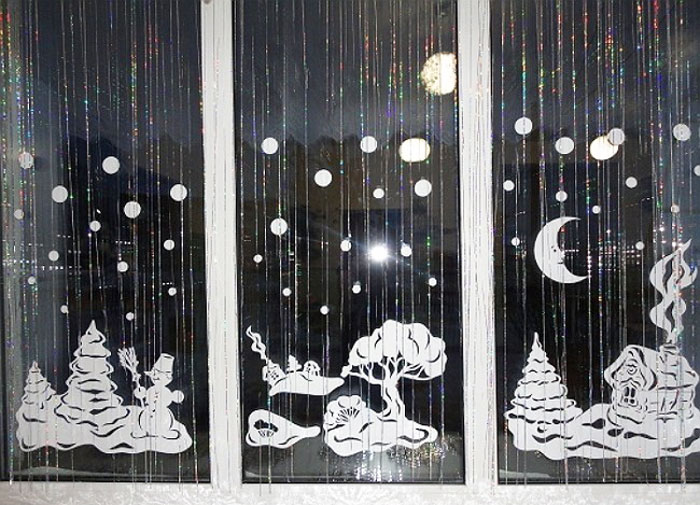 Как украсить окно на Новый год дождиком